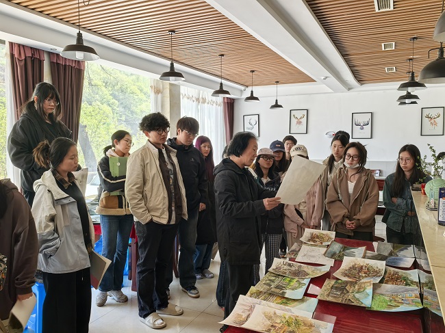 段渊古教授在驻地指导学生.jpg